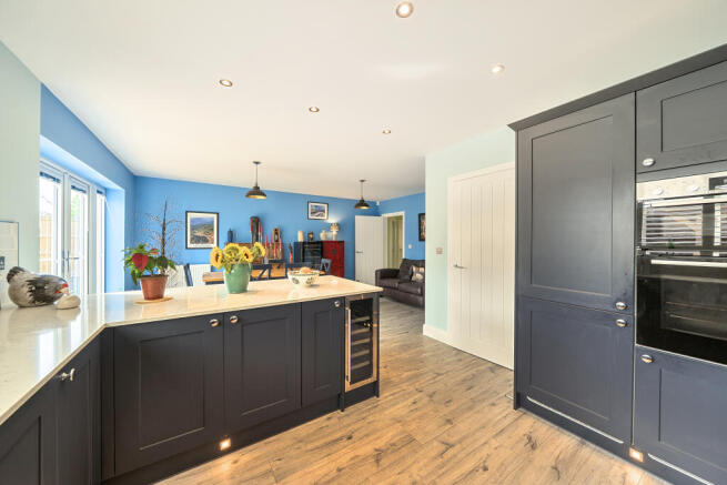 5 bed Detached for sale Image 7