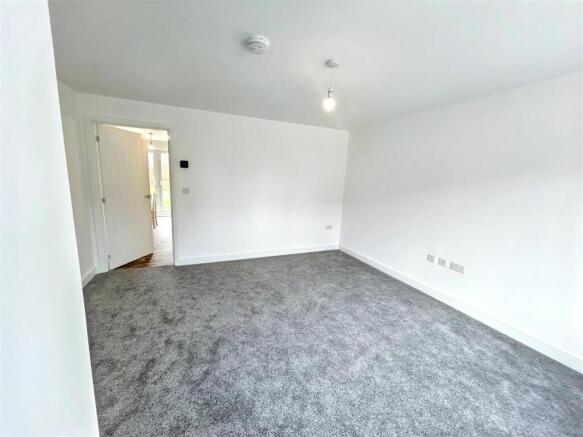 3 bed Semi-Detached to rent Image 5