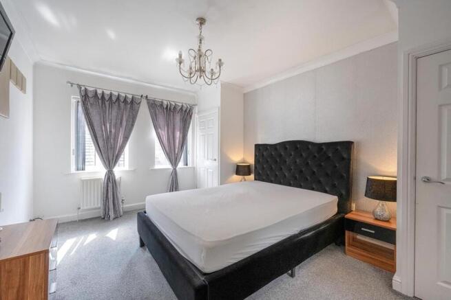 5 bed Detached for sale Image 8