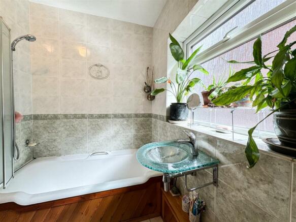 GROUND FLOOR BATHROOM