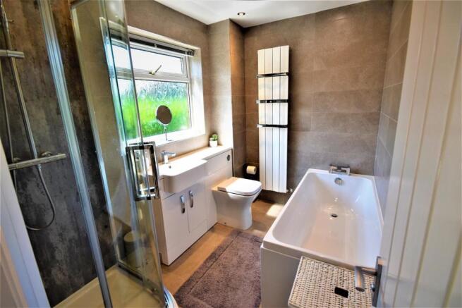 38 Daleside Main bathroom.JPG