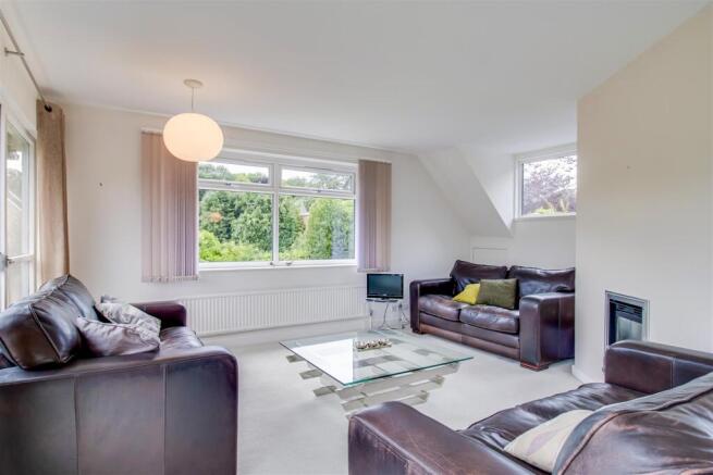 5 bed Detached for sale Image 8