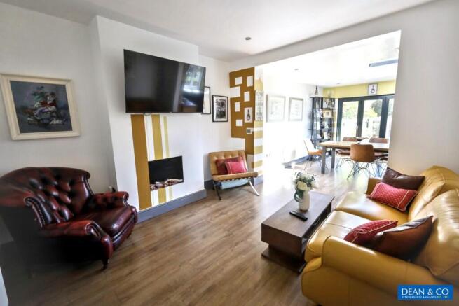 LOUNGE/FAMILY AREA
