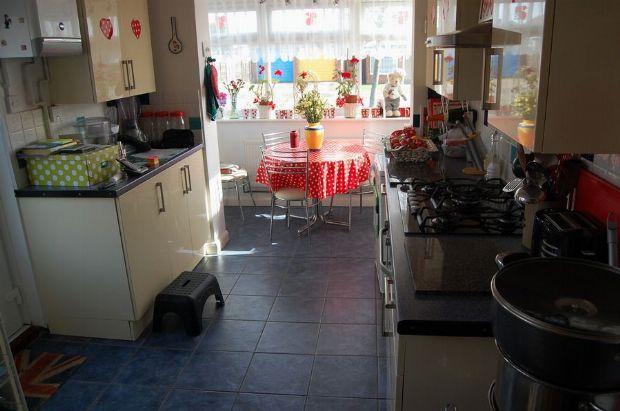 KITCHEN/DINING ROOM