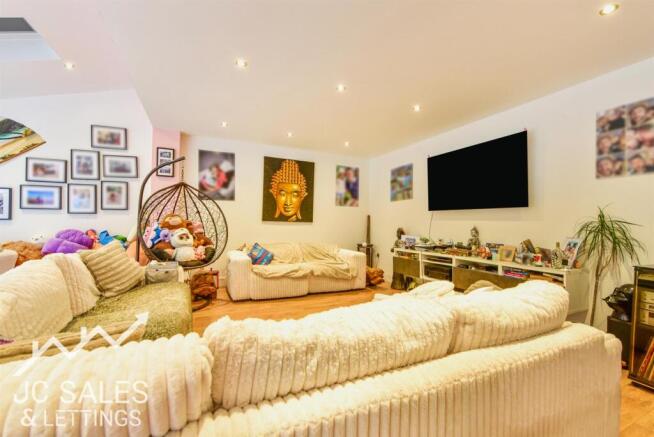 4 bed Detached for sale Image 5