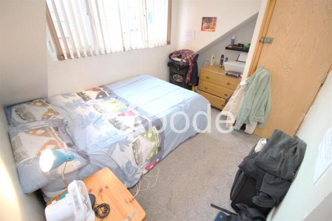 4 bed House to rent Image 12