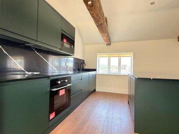 2 bed Penthouse to rent Image 4