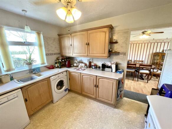 KITCHEN :