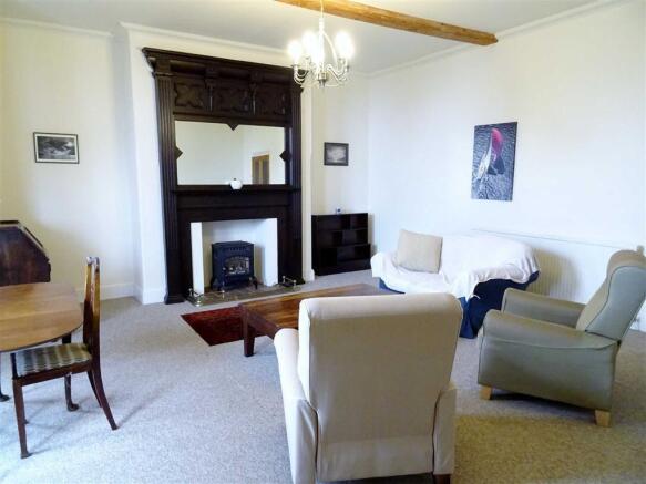 LIVING/DINING ROOM: