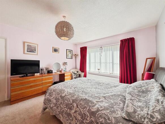 2 bed Semi-Detached Bungalow for sale Image 10