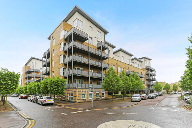 2-bed flat on Metropolitan Station Approach, Watford, WD18, £350,000