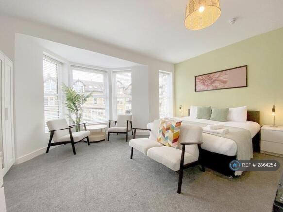 10 bed Detached to rent Image 4