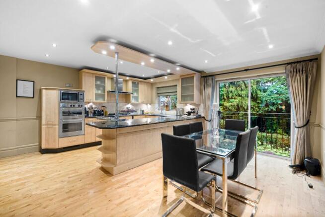 4 bed House for sale Image 4
