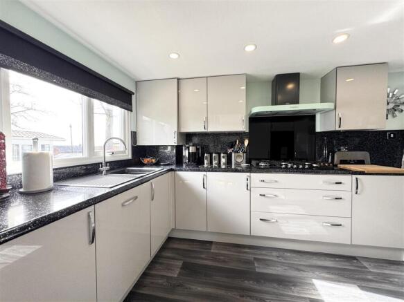 2 bed Park Home for sale Image 11