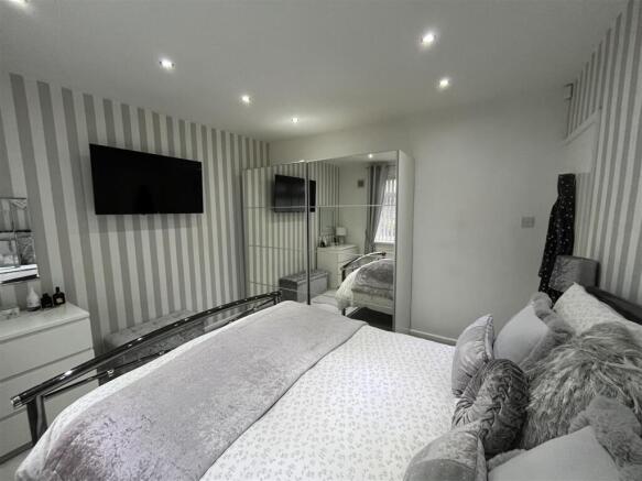 2 bed Semi-Detached Bungalow for sale Image 11