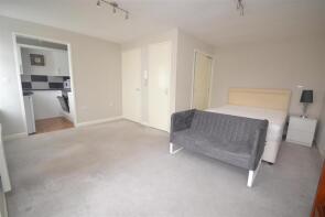 3, Douglas Court, Hartsbourne Road, Reading RG6 5SJ