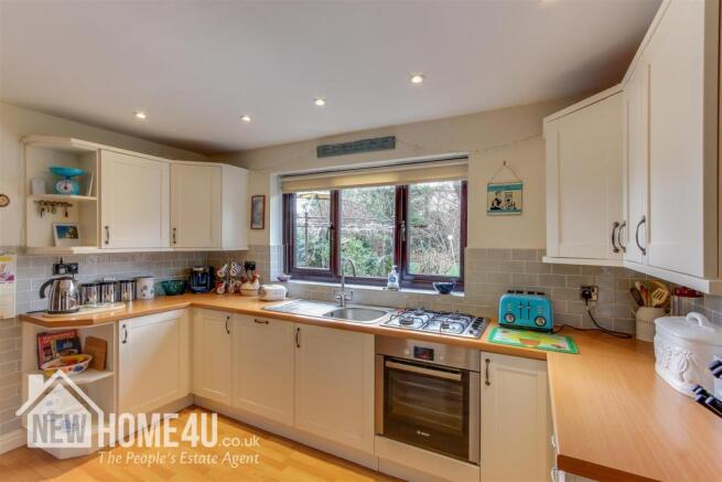 KITCHEN / BREAKFAST: