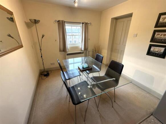2 bed House to rent Image 5
