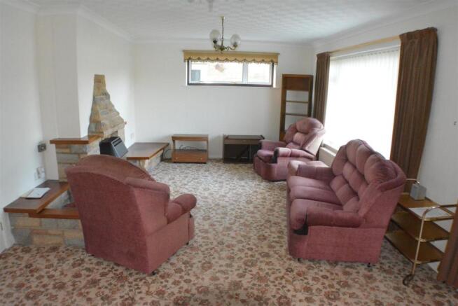 Lounge/Dining Area