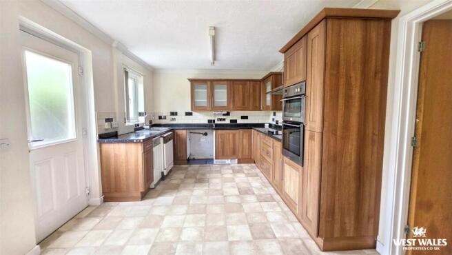 Kitchen 2.jpg