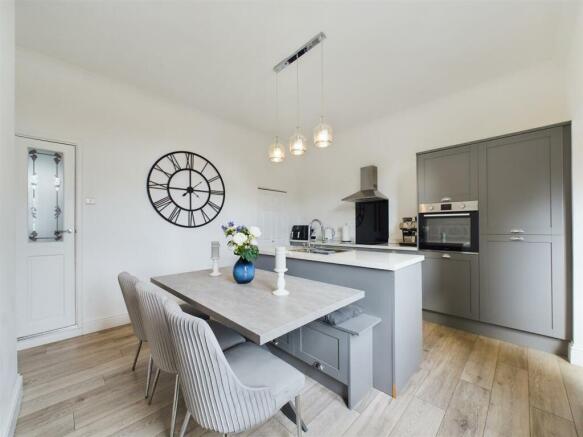 Kitchen 2.jpg