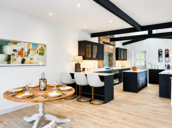 Kitchen Dining Area.png