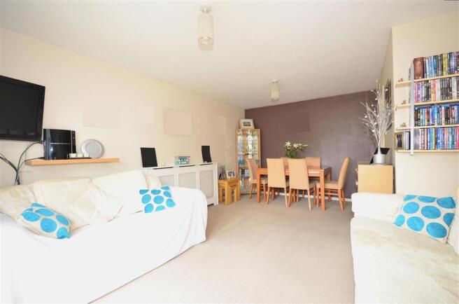 Lounge/Dining Area