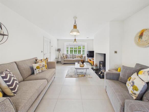 5 bed Detached for sale Image 5