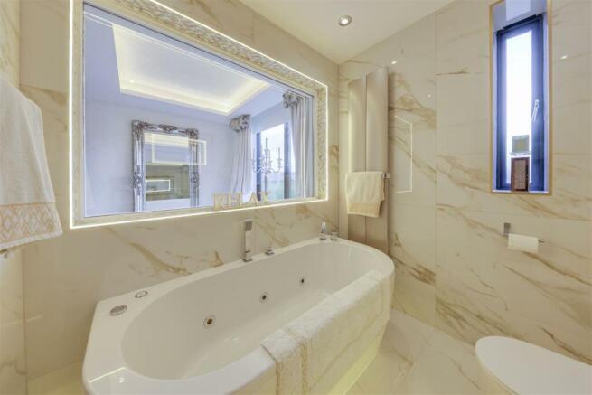 Feature Bath & Window