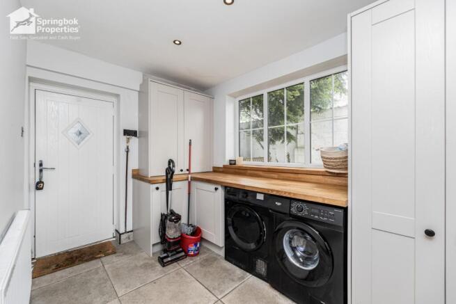 5 bed Detached for sale Image 9