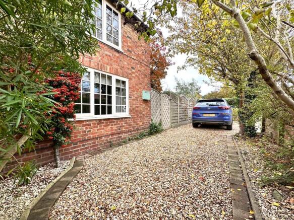 Multi-Vehicle Driveway 966