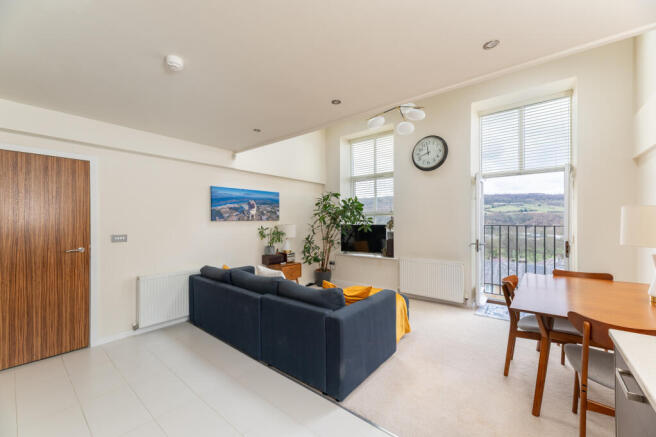3 bed Apartment for sale Image 6