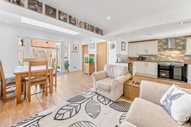 3 bed House for sale Image 4