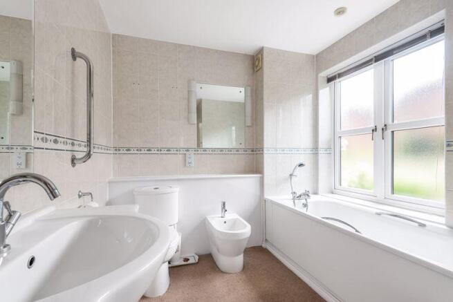 En suite bathr...