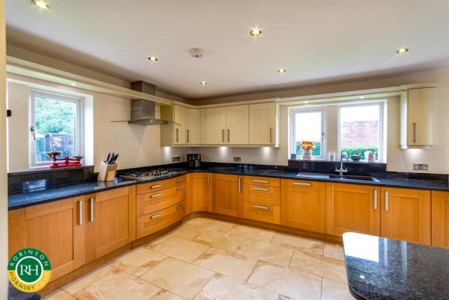 6 bed Detached for sale Image 6