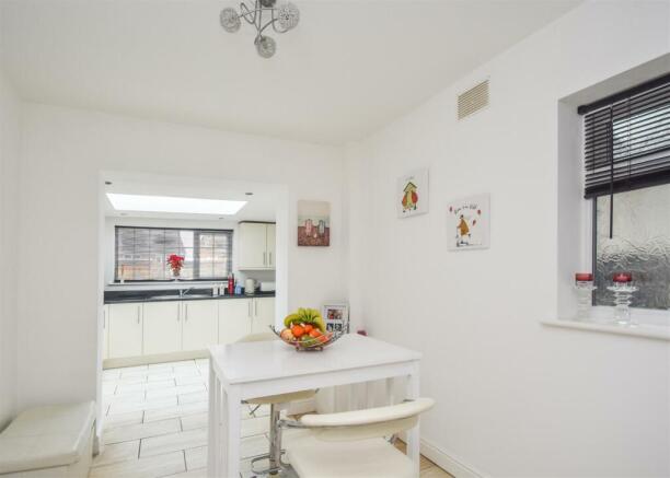 25 Ashenden Rise - Dining Area.jpg