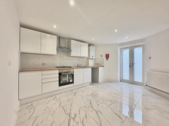 One-Bedroom Garden Flat to Rent ¿ Longley Road,