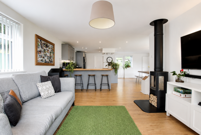KITCHEN/FAMILY AREA