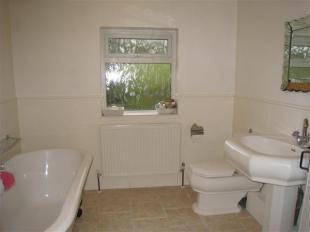 FAMILY BATHROOM/WC