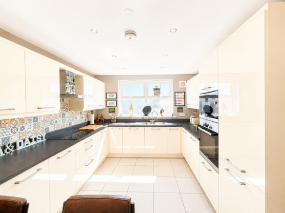 4 bed Town House for sale Image 6
