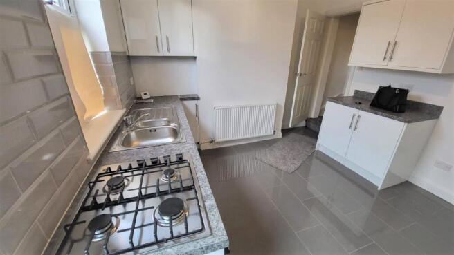 2 bed Terraced to rent Image 5