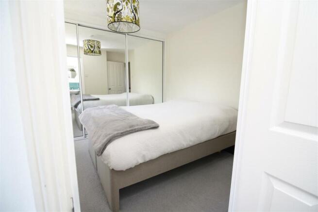 17 Longhedge bed 1b.JPG