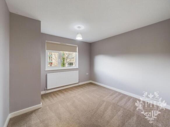 4 bed Semi-Detached to rent Image 8
