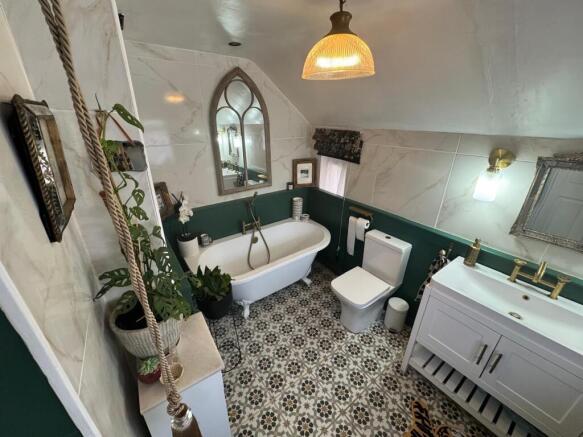 Main Bathroom 