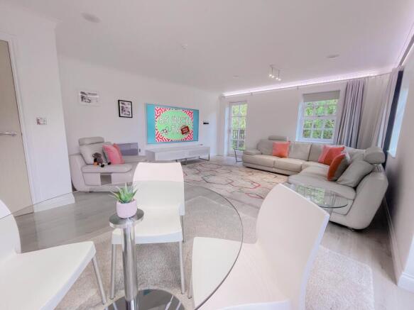 Spacious Lounge / Di