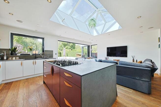 5 bed Semi-Detached for sale Image 8