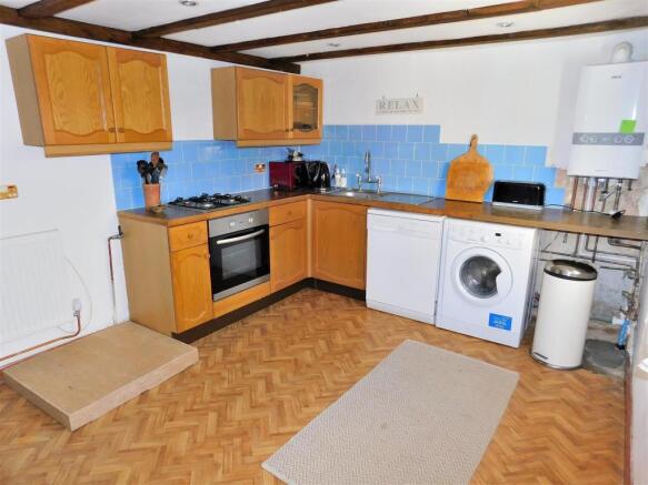 KITCHEN 2.JPG