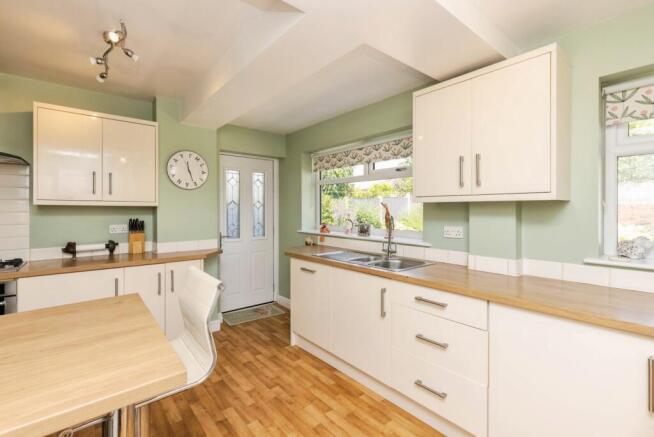 4 bed Detached for sale Image 6