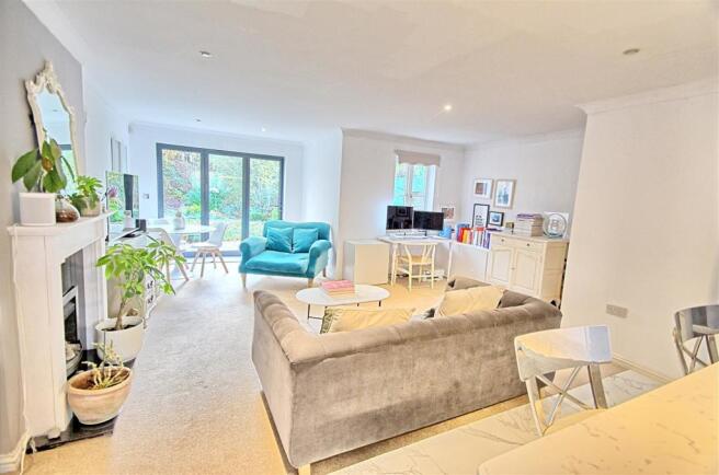 LIVING/DINING AREA
