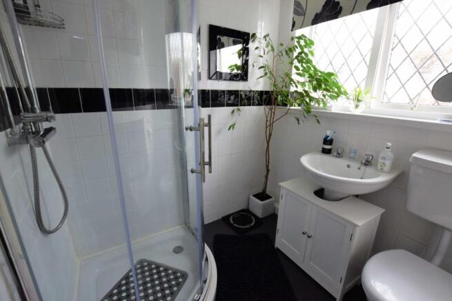 FAMILY SHOWER ROOM